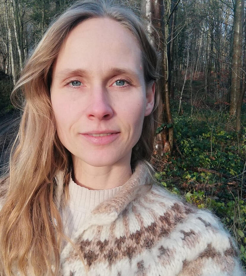 Katrine Aleksandra Golding Jeg hedder Katrine Golding og er autoriseret fysioterapeut, kraniosakral terapeut og yogalære.